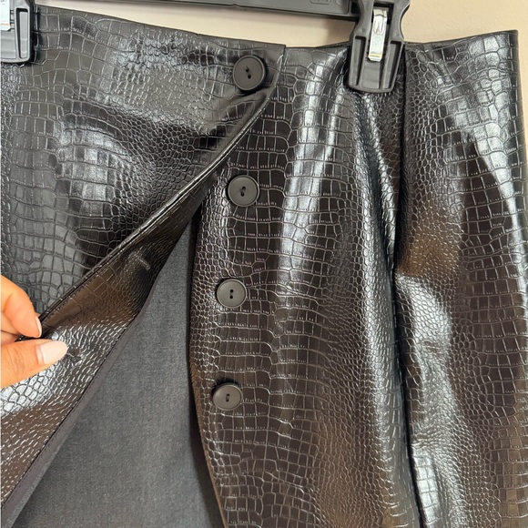 Commense Black Croc-Embossed Mini Skirt - Picture 4 of 7